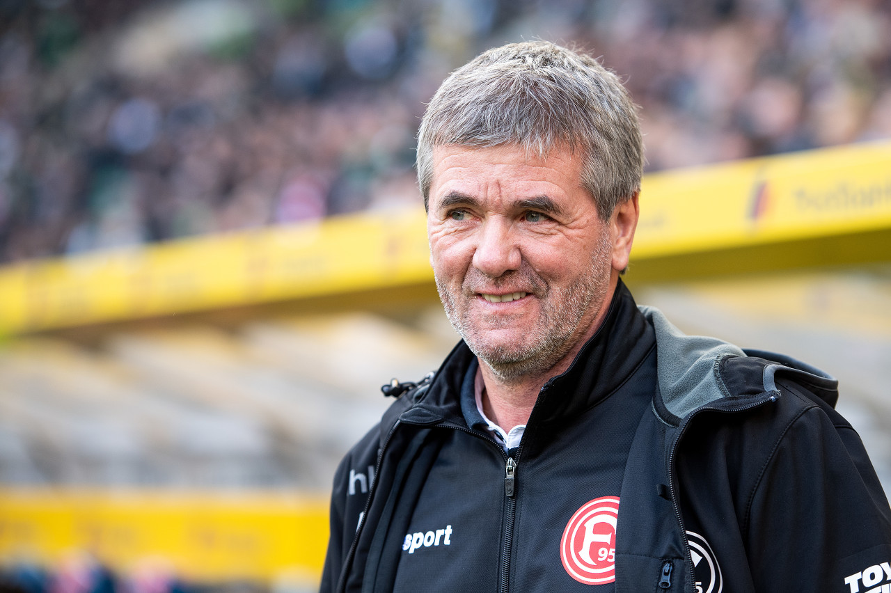 联赛第二&距榜首1分，官方：科隆主帅施特鲁伯下课，冯克尔接任