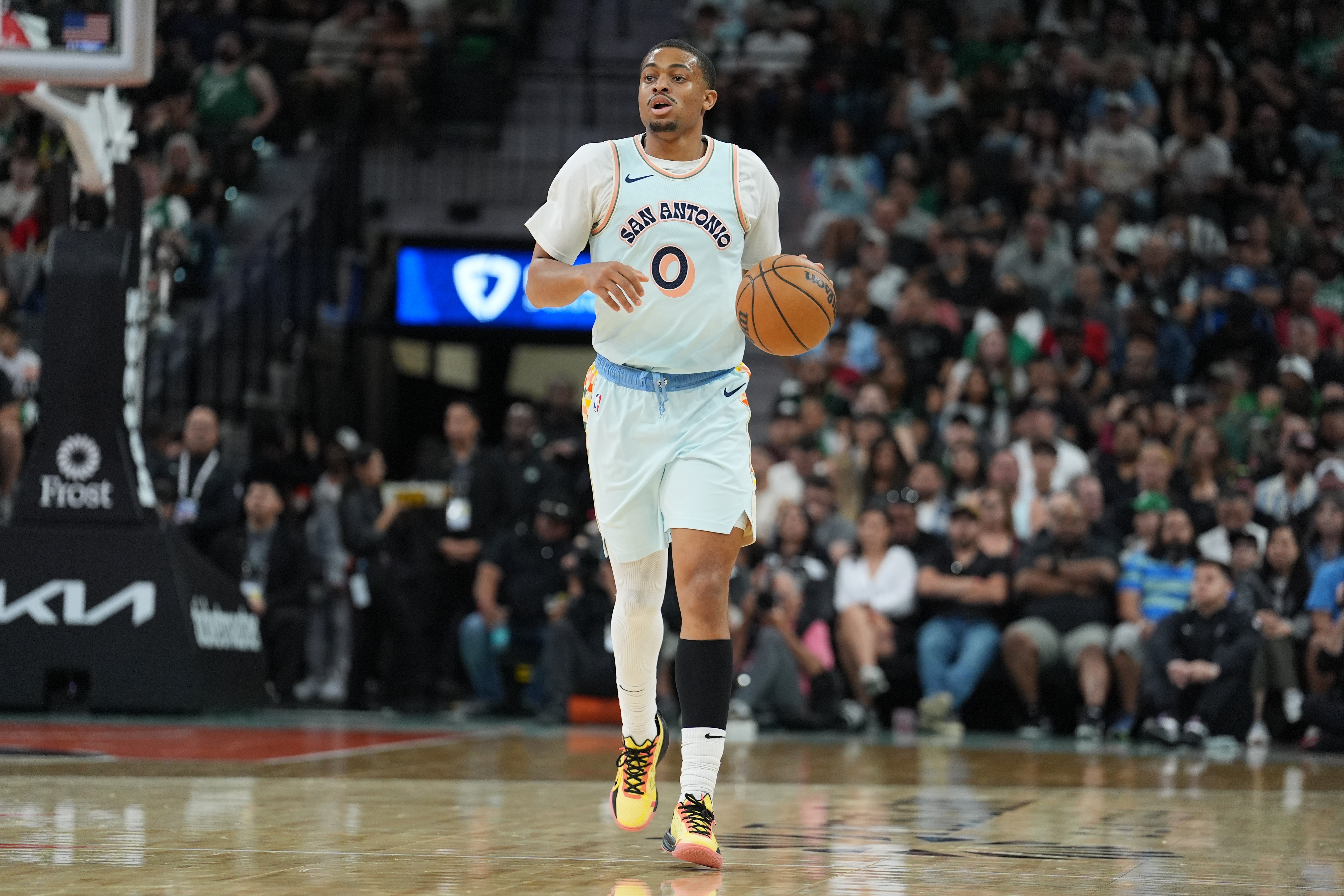 状态不错！凯尔登半场6中4拿到11分5板1助 正负值+16