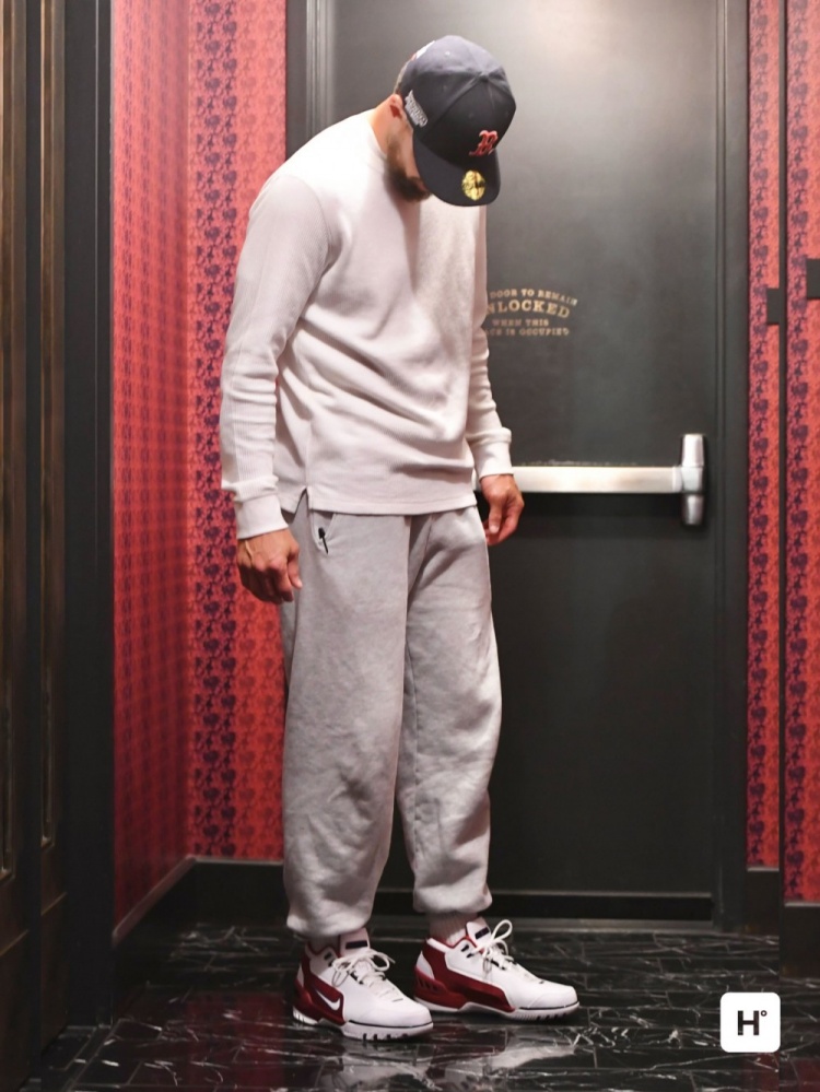 致敬老詹！库里在此前对阵骑士赛前 穿着老詹第一代签名鞋入场